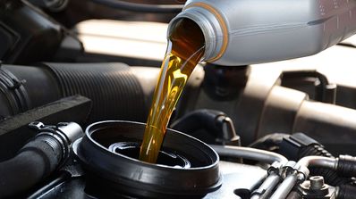 reponiendo aceite motor
