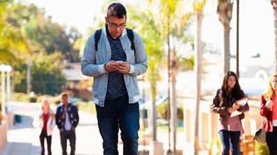 Andar por la calle y escribir a la vez con el móvil