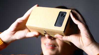 mujer con google cardboard