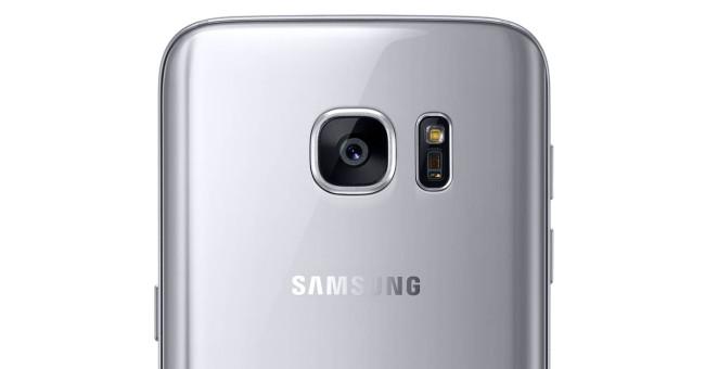 Galaxy S7 color plata mostrando camara de fotos