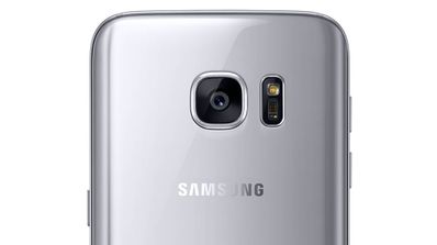 Galaxy S7 color plata mostrando camara de fotos