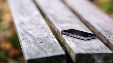iPhone olvidado en un banco