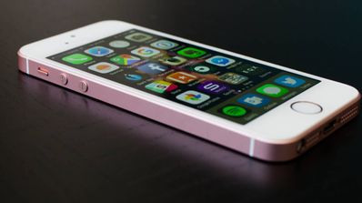 iPhone SE rosa en mesa negra