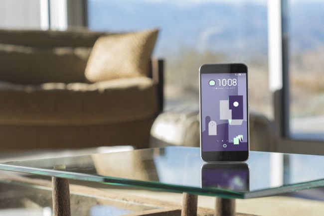 HTC 10 sobre mesa de cristal
