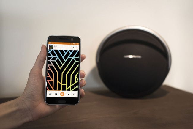 HTC 10 conectado a altavoz de lujo