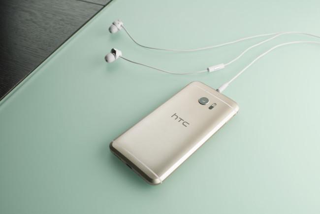 HTC 10 conectado a auriculares