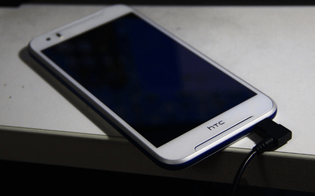 HTC Desire 830 blanco y negro