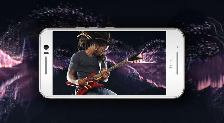 HTC One S9 con persona tocando la guitarra en pantalla