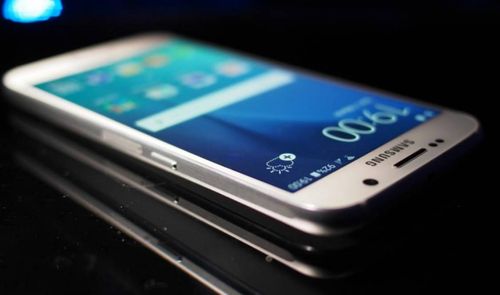 Galaxy S7 blanco sobre una mesa negra