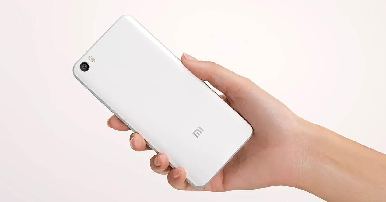 Xiaomi Mi5 en la mano