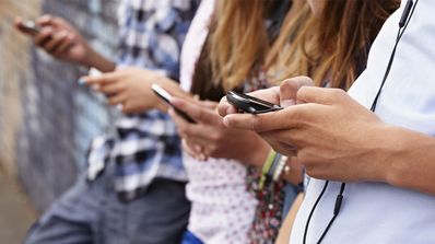 adolescentes con móvil