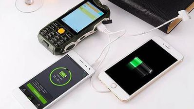 movil con bateria externa cargando a otros dispositivos