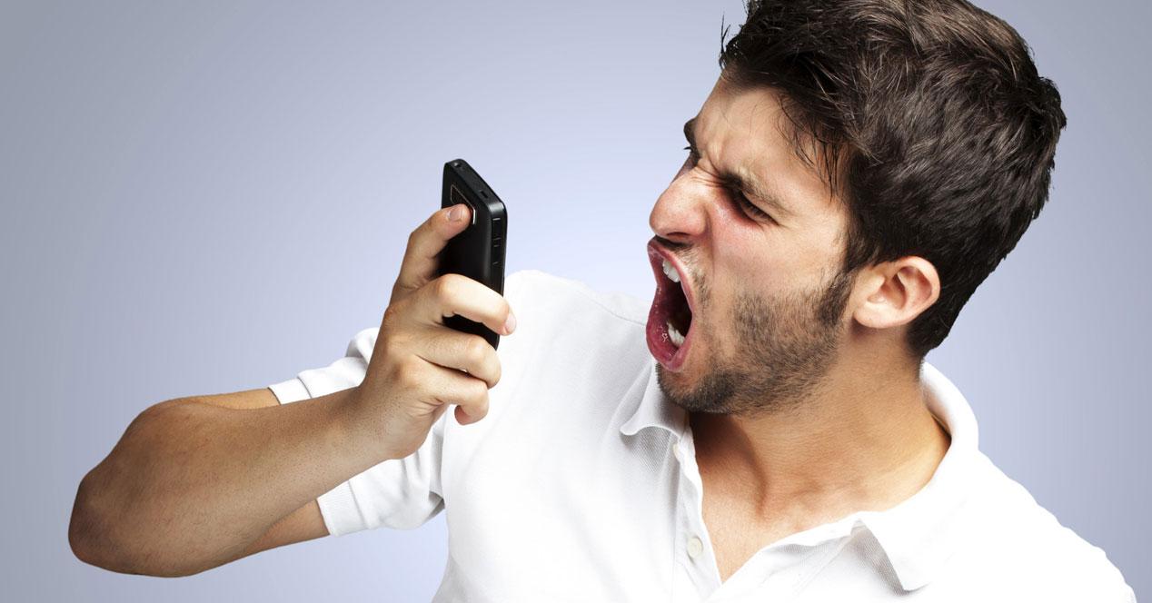 hombre enfadado gritando al móvil