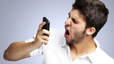 hombre enfadado gritando al móvil