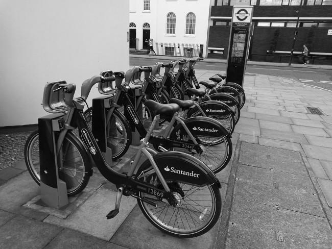 bicicletas municipales en blanco y negro