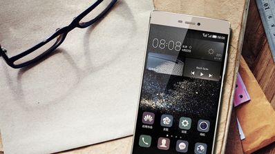 huawei ascend p8 sobre mesa