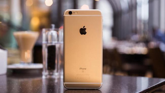 iPhone 6s con carcasa de color dorado