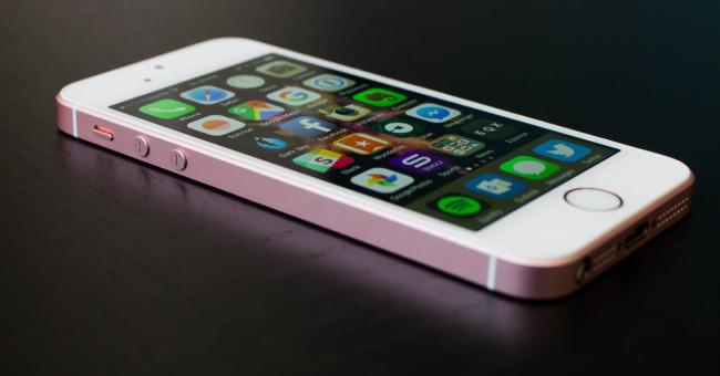 iPhone SE de color rosa