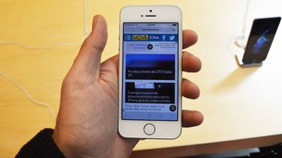 iPhone SE con movilzona en pantalla
