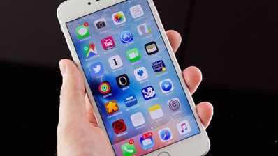 iphone con ios 9 en la mano