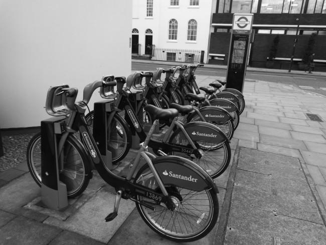 bicis municipales en blanco y negro