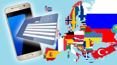 Tarjeta Sanitaria Europea con móvil y fondo de mapa de Europa