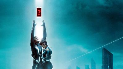 protagonistas de Tron Legacy cogiendo un teléfono