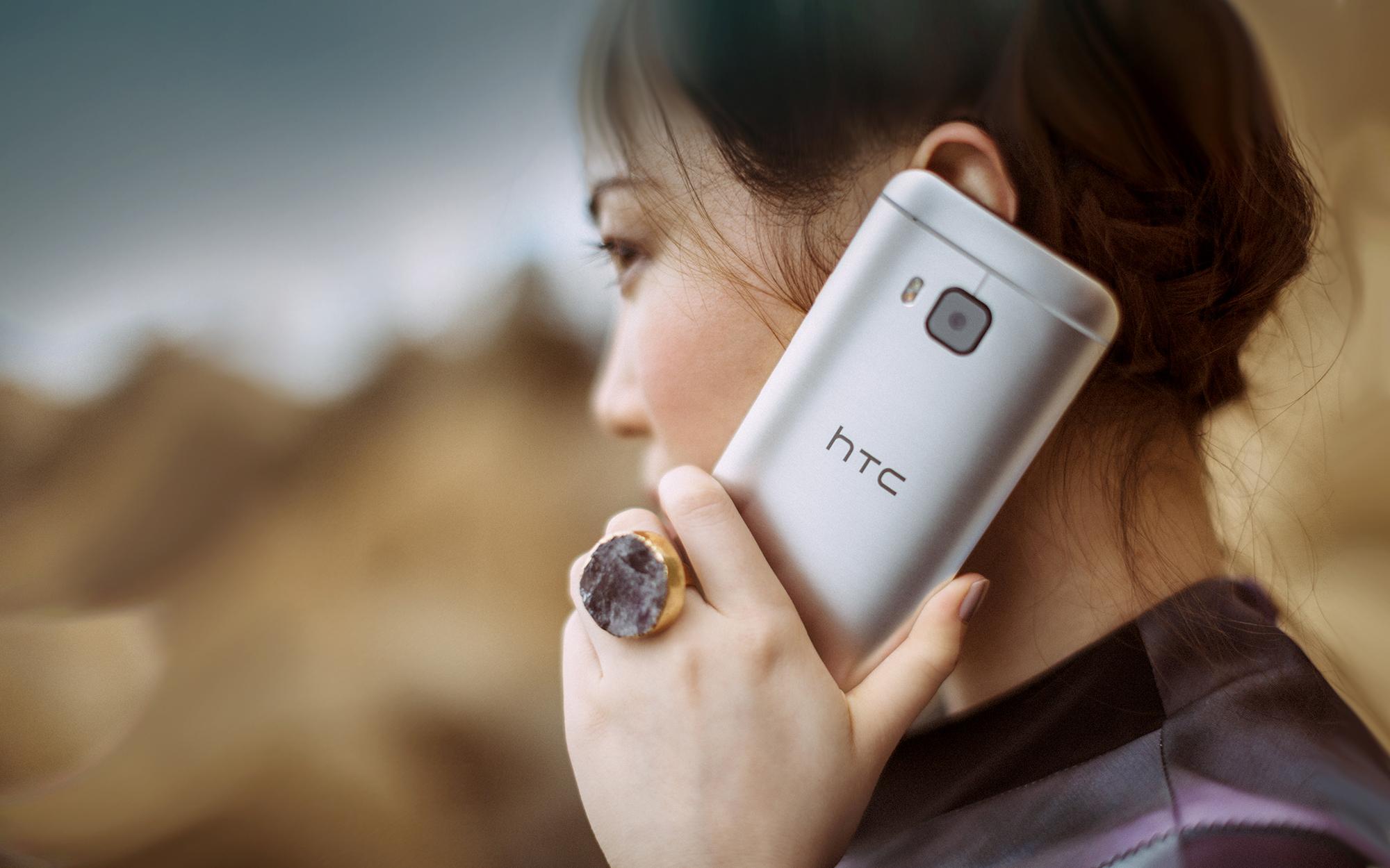 HTC M9 Prime camera edition chica hablando por teléfono