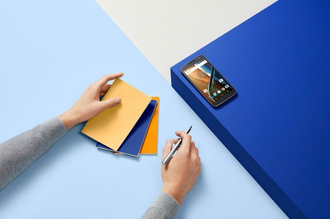 Motorola Moto G4 sobre mesa azul