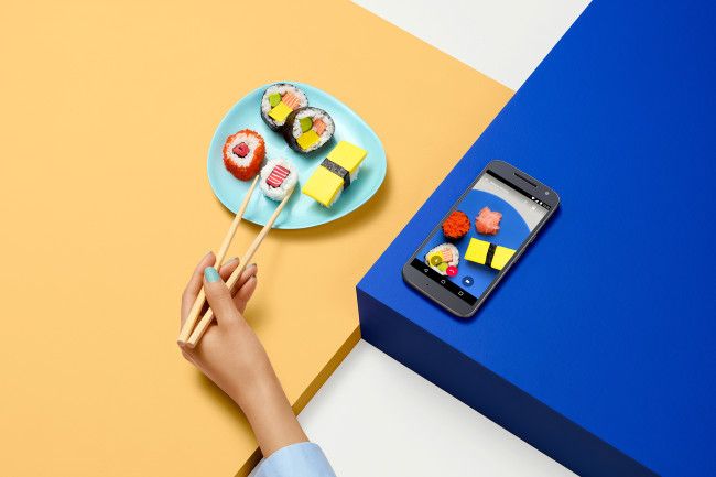Motorola Moto G4 con comida sushi