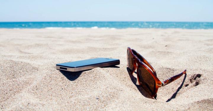 iphone 4 en la playa con gafas de sol
