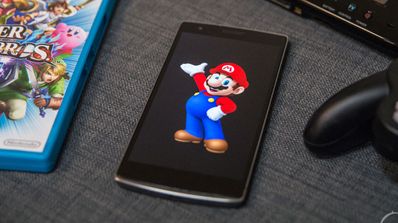 Juego de Wii y smartphone con Super Mario en pantalla