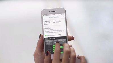 app bucmi en iphone en mano