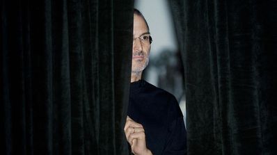steve jobs detras de la cortina