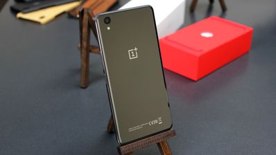 oneplus x en un caballete