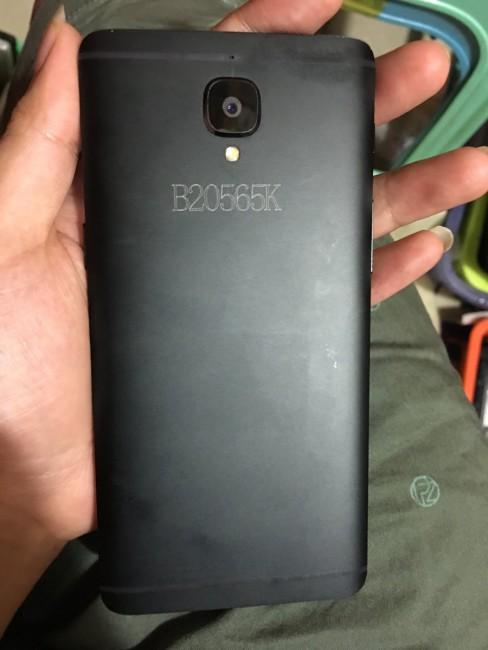 aspecto trasero del OnePlus 3