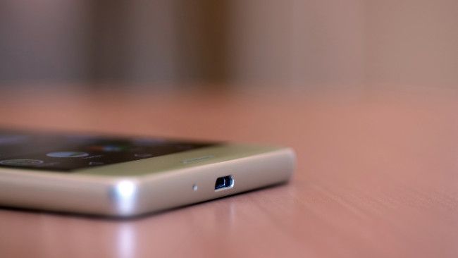 Puerto USB del Sony Xperia X