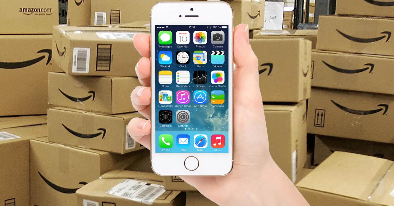 iPhone en las manos sobre cajas de amazon
