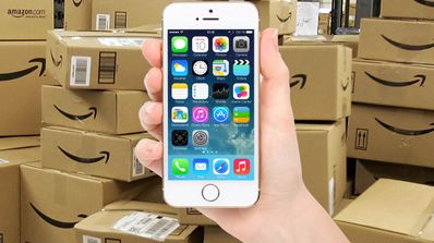 iPhone en las manos sobre cajas de amazon