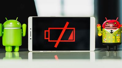 dos android con un móvil en medio sin bateria