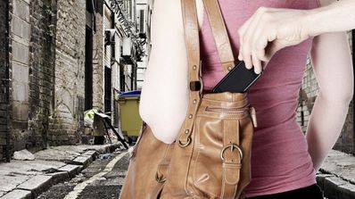 ladron robando iphone de bolso