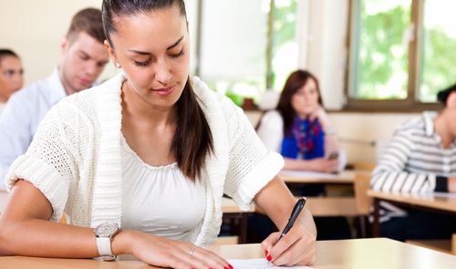 chica realizando examen