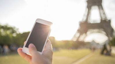 iphone con la torre eiffel de fondo
