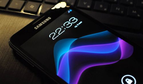movil samsung sobre mesa y con teclado