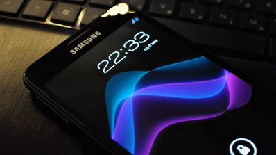 movil samsung sobre mesa y con teclado
