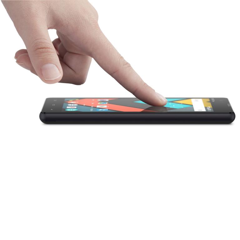 Energy Phone Max 4G pulsando en la pantalla con un dedo