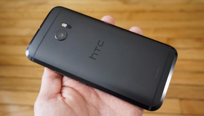 HTC 10 con carcasa negra