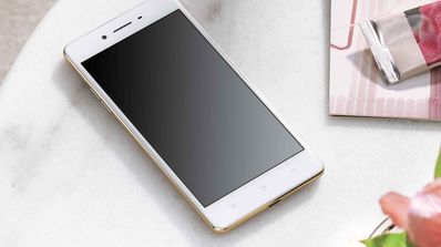 Oppo F1 de color blanco