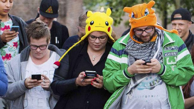 Personas jugando a Pokémon GO