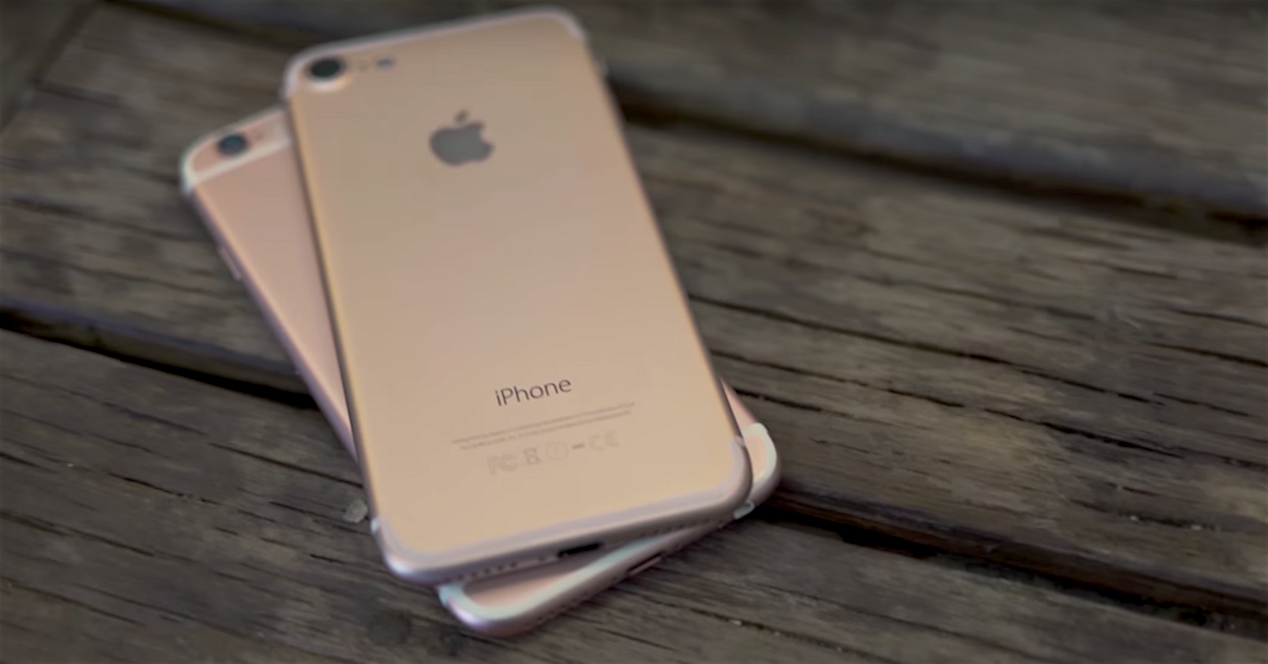 prototipo iPhone 7 con iPhone 6s rosa sobre madera